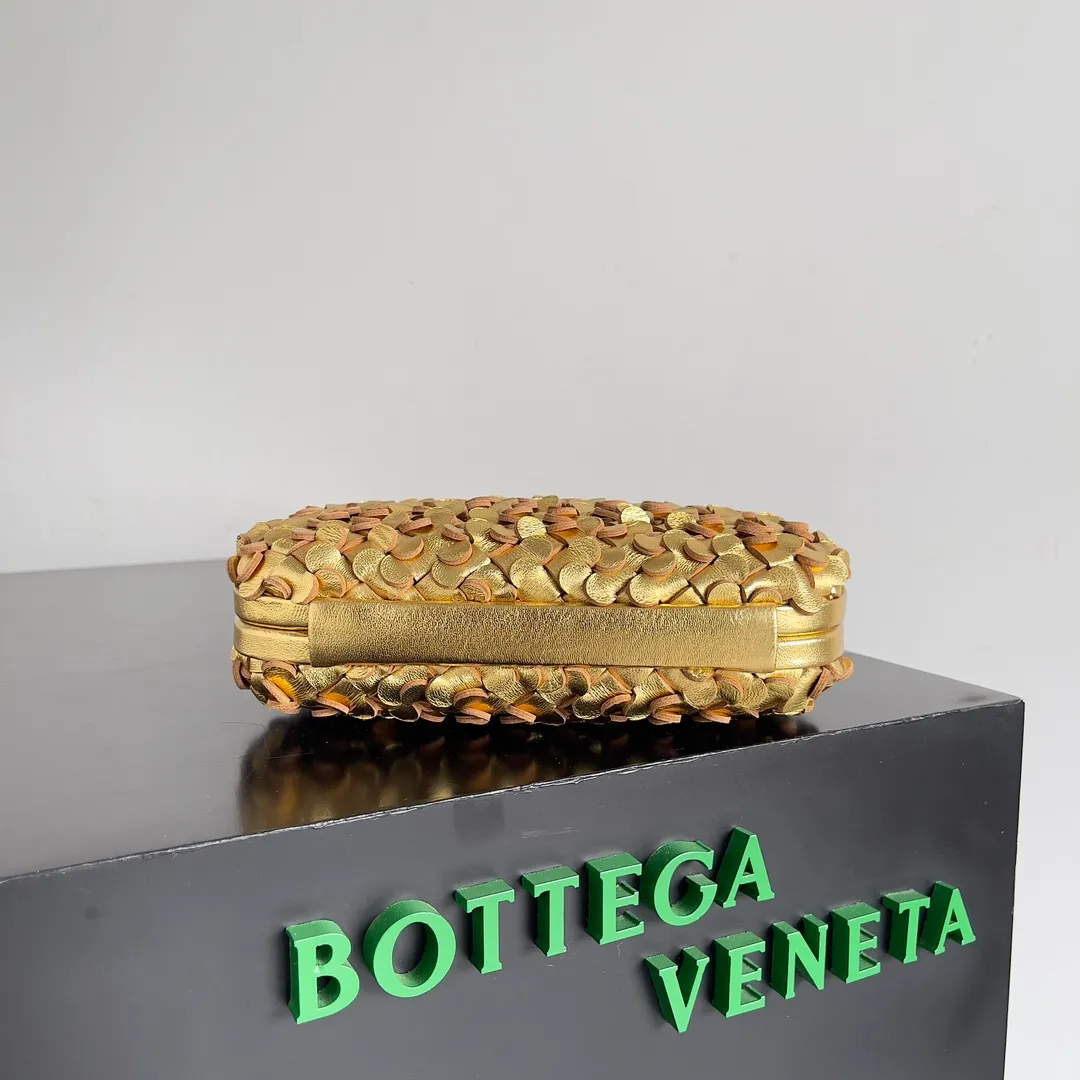 Batch 2060 Bottega Veneta 24 spring fashionable petal woven evening bag. No logo, no matter how shiny, this evening bag has gorgeous colors and eye-catching colors, and the forging of petal craftsmanship reveals the prosperity of spring. Original leather ➕ stainless steel hardware ➕ 24k real gold plating ➕ all handmade. Anyone who knows the history of our brand should have heard that the knot is a story of Bottega Veneta, and it is also one of the more important perfectly designed styles. Style number: 717622 Size: 20.5*6*12.5